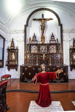 Bazilikanın içi Nuestra Senora del Pilar, Pilar Bazilikası 'nın hanımefendisi.