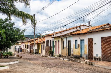 Brezilya 'nın kuzeydoğusunda, Chapada Diamantina, Bahia' da, Vale do Capao 'daki Palmeiras' ta renkli evleri ve taş zemini olan cadde.