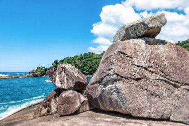 Brezilya 'nın Rio de Janeiro adasındaki Ilha Grande adasında taşları ve saydam deniziyle Caxadaco Plajı. Praia do Caxadaco