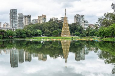 Parque do Ibirapuera 'daki göl, Brezilya' daki Sao Paulo. Sao Paulo şehrindeki en büyük parklardan biri..