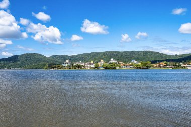 Brezilya 'da Santa Catarina eyaletinin Florianopolis yakınlarındaki Lagoa da Conceicao Gölü manzaralı.
