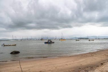 Brezilya 'daki Florianopolis, Santo Antonio de Lisboa' da sakin denizde yatları olan bir deniz manzarası.