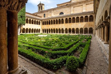 Burgos, İspanya - 16 Haziran 2023: Burgos, İspanya 'daki Santo Domingo de Silos Manastırı. Bir Benedikt manastırı ve Roma sanatının başyapıtı..
