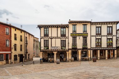 Covarrubias, İspanya - 16 Haziran 2023: Covarrubias, Burgos, Castilla y Leon, İspanya 'nın eski ortaçağ köyü. Geleneksel caddeler binaların duvarlarında geleneksel desenler var.