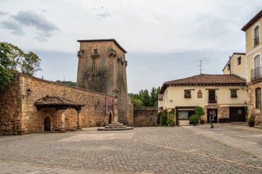 Covarrubias, İspanya - 16 Haziran 2023: Covarrubias, Burgos, Castilla y Leon, İspanya 'nın eski ortaçağ köyü. Geleneksel caddeler binaların duvarlarında geleneksel desenler var.