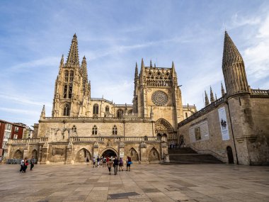 Burgos, İspanya - 17 Haziran 2023: İspanya 'nın Castilla y Leon kentindeki Burgos Katedrali Unesco Dünya Mirası olarak ilan edildi. Bir Roma tapınağının tepesine dikildi, bir Fransız Gotik modelini takip ederek..
