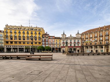 Burgos, İspanya - 17 Haziran 2023: Avrupa 'da İspanya' nın Burgos kentindeki Plaza Belediye Başkanı Meydanı 'ndaki tarihi belediye binası