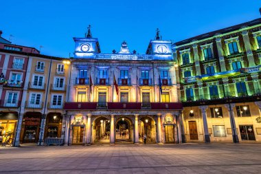Burgos, İspanya - 17 Haziran 2023: İspanya 'nın gece vakti İspanya' nın Burgos kentindeki Plaza Mayor Meydanı 'ndaki tarihi belediye binası