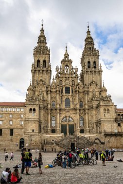 Santiago de Compostela, İspanya - 18 Haziran 2023: Santiago de Compostela, İspanya Katedrali önündeki hacılar ve turistler.