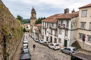 Santiago de Compostela, İspanya - 18 Haziran 2023: Dar, kaldırımlı Hortas Caddesi, Rua das Hortas Camino Finisterre 'nin Santiago de Compostela, İspanya' daki ilk basamağıdır.