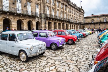 Santiago de Compostela, İspanya - 19 Haziran 2023: İspanya 'da Santiago de Compostela, Galiçya' daki Obradoiro Meydanı 'ndaki Raxoi Sarayı' nın önündeki klasik koltuklar