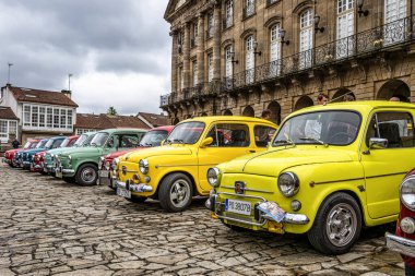 Santiago de Compostela, İspanya - 19 Haziran 2023: İspanya 'da Santiago de Compostela, Galiçya' daki Obradoiro Meydanı 'ndaki Raxoi Sarayı' nın önündeki klasik koltuklar