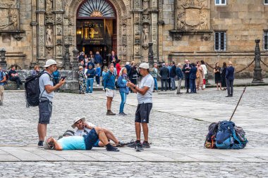 Santiago de Compostela, İspanya - 18 Haziran 2023: Santiago de Compostela, İspanya Katedrali önündeki hacılar ve turistler.