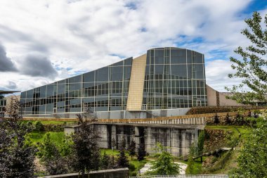 Santiago de Compostela, İspanya - 21 Haziran 2023: Santiago de Compostela 'daki Galiçya Kültür Şehri Gaias Dağı' nın zirvesinde mimari bir kilometre taşı olarak yer aldı..