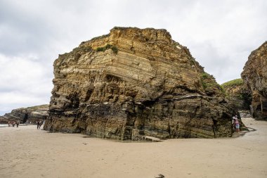 Ribadeo, İspanya - 22 Haziran 2023: İspanya 'nın Ribadeo kentindeki Playa de las kategorilerinde doğal kaya kemerleri. Kuzey İspanya Atlantik 'teki ünlü plaj.