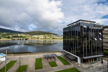 Viveiro, İspanya - 23 Haziran 2023 Viveiro 'nun nehir ve konut manzarası. Lugo, Galiçya, İspanya Avrupa 'da