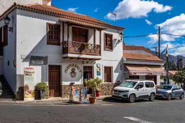Fataga, Gran Canaria, İspanya - 15 Şubat 2023: Fataga şehir sokaklarının manzarası, İspanya 'da Gran Canaria