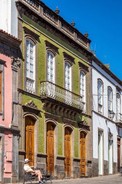 Gran Canaria, İspanya - 17 Şubat 2023: Gran Canaria 'da Teror, ahşap balkonları, kanarya adaları ve İspanya' da renkli evleri olan güzel geleneksel bir kasaba