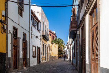 Las Palmas, İspanya - 22 Şubat 2023: Eski bölge Vegueta 'da renkli yüzlü küçük yaya kaldırımı caddesi. Las Palmas, Gran Canaria, İspanya