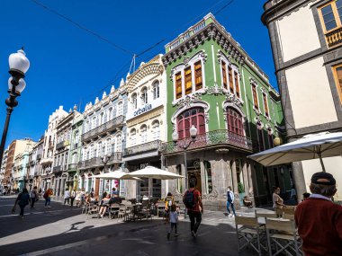 Gran Canaria, İspanya - 22 Şubat 2023: Gran Canaria 'nın başkenti Las Palmas' da ana alışveriş caddesi Calle Triana. Büyük Kanarya Adası, İspanya