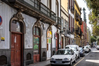 Las Palmas, İspanya - 22 Şubat 2023: Eski bölge Vegueta 'da renkli yüzlü küçük yaya kaldırımı caddesi. Las Palmas, Gran Canaria, İspanya
