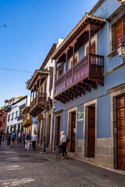 西班牙大加那利群岛 2023年2月17日 西班牙加那利群岛大加那利群岛 一个美丽的传统小镇 有五彩缤纷的房子和木制阳台 — 图库照片