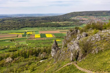 Ehrenbuergstein ve Walberla kayası, taş kadın, Kirchehrenbach köyü yakınlarında, Forchheim ilçesi, Yukarı Frankonya, Bavyera, Almanya