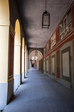 Almanya 'da Avrupa' da Münih 'te Hofgarten Park' ı çevreleyen uzun atari sütunlarıyla gezinti.