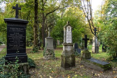 Tarihi mezar taşlarıyla ünlü Münih Eski Kuzey Mezarlığı manzarası. Cenazeler 1944 'ten beri burada yapılmadı. Bunun yerine mezarlık bir park olarak kullanılıyor..