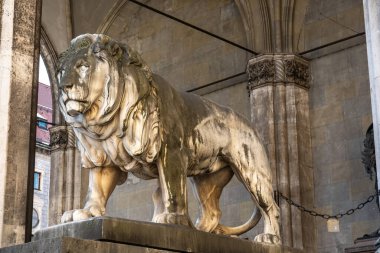 Feldherrnhalle 'in önündeki aslan heykelleri, Almanya Münih' teki Mareşal Salonu.