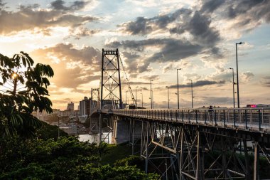 Hercilio Luz Köprüsü, Ponte Hercilio Luz uzun zamandır Santa Catarina, Brezilya, Güney Amerika 'daki Florianopolis adasına tek giriş yeri.