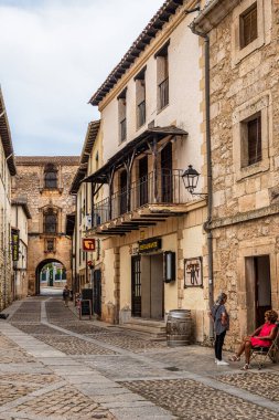 Covarrubias, İspanya - 16 Haziran 2023: Covarrubias, Burgos, Castilla y Leon, İspanya 'nın eski ortaçağ köyü. Geleneksel caddeler binaların duvarlarında geleneksel desenler var.