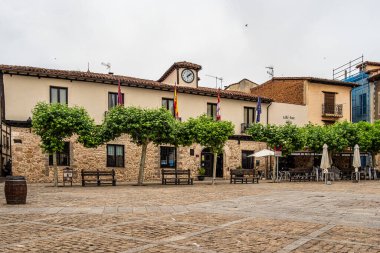 Covarrubias, İspanya - 16 Haziran 2023: Covarrubias, Burgos, Castilla y Leon, İspanya 'nın eski ortaçağ köyü. Geleneksel caddeler binaların duvarlarında geleneksel desenler var.