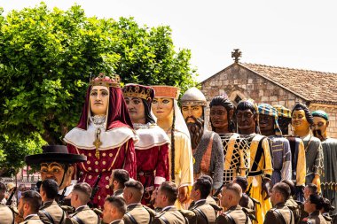 Burgos, İspanya - 17 Haziran 2023: Burgos, Kastilya ve Leon, İspanya 'daki Fiesta del Curpillos' ta Gigantes ve cabezudos. İspanya 'da Giants ve Big Heads geçit töreni tipik bir şenlik günüdür.