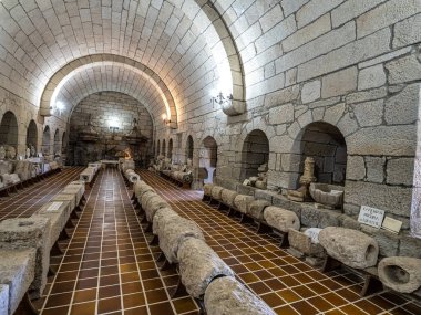 Oseira, İspanya - Haziran 02, 2023: Oseira Manastırı Ourense, Galiçya, İspanya. Santa Maria la Real de Oseira Manastırı. Trappist manastırı. Kemerli binalar ve çeşmeler.