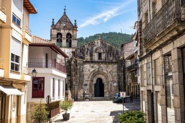 Ribadavia, İspanya - Haziran 02, 2023: Mendicant İspanyol Gotik simgesi. Santo Domingo Kilisesi ve Manastırı. Ribadavia, Galiçya, İspanya.