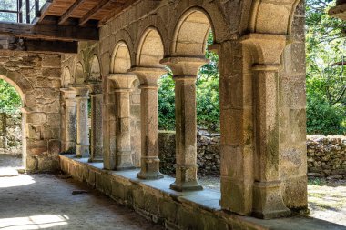 Nogueira, İspanya - Haziran 04, 2023: Santo Estevo de Ribas de Sil 'in Romanesk Gotik Manastırı, şimdi İspanya' nın Nogueira de Ramuin şehrinde Ulusal Parador