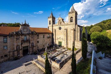Nogueira, İspanya - Haziran 04, 2023: Santo Estevo de Ribas de Sil 'in Romanesk Gotik Manastırı, şimdi İspanya' nın Nogueira de Ramuin şehrinde Ulusal Parador
