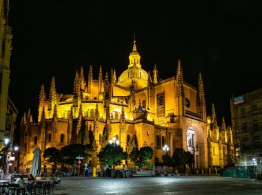 Segovia, İspanya - Temmuz 05, 2023: Segovia, Castilla y Leon, İspanya 'nın tarihi kentinde Santa Maria de Segovia Katedrali' nin Nightview 'i