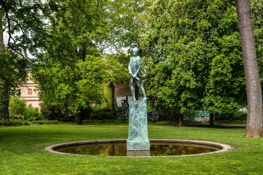 Aynalı çeşmeli Poseckscher Bahçesi ve Weimar, Almanya 'daki Wildenbruch anıtı.