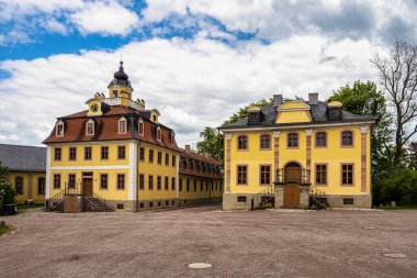 Weimar Thuringia yakınlarındaki Belvedere Kalesi 18. yüzyıldan kalma zarif bir yazlık evdir. Castle Park 'tan görüntü.