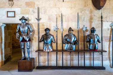 Segovia, İspanya - Haziran 06, 2023: Segovia 'nın tarihi bölümünde Alcazar Sarayı' nın iç kesimi ve İspanyol krallarının kalesi. Avrupa 'da İspanya