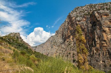 Raganello Gorge ve Devil Bridge Civita, Calabria, İtalya 'da. Güney İtalya 'da Calabria ve Basilicata bölgelerindeki Pollino Ulusal Parkı' nın güzel dağ manzarası