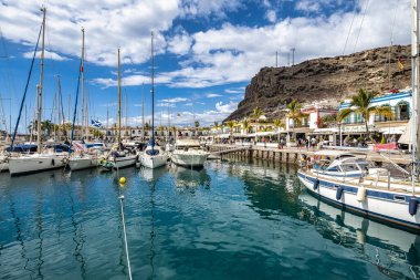 Gran Canaria, İspanya - 21 Şubat 2023: Puerto de Mogan limanında renkli kanarya balıkçı tekneleri, Gran Canaria, Kanarya Adaları, Avrupa 'da İspanya