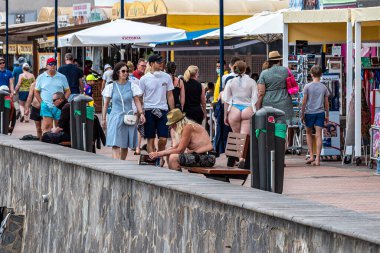 Gran Canaria, İspanya - 21 Şubat 2023: Gran Canaria, Puerto de Mogan 'daki sokaklar. Alışveriş merkezleri, restoranları ve barları olan en popüler yerdir. Kanarya Adaları, İspanya