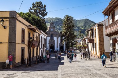 Gran Canaria, İspanya - 17 Şubat 2023: Gran Canaria 'da Teror, ahşap balkonları, kanarya adaları ve İspanya' da renkli evleri olan güzel geleneksel bir kasaba