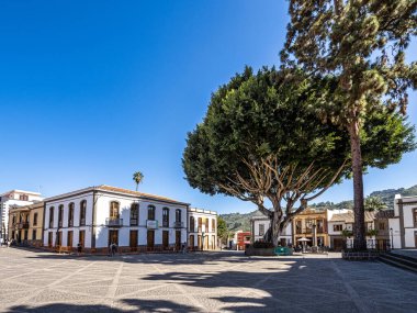 Gran Canaria, İspanya - 17 Şubat 2023: Katedral kilisesi Basilica de Nuestra Senora del Pino ile İspanya 'nın Kanarya Adaları' nda tarihi Teror kentinin ana meydanı