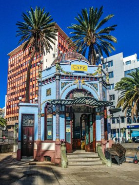 Las Palmas, İspanya - 22 Şubat 2023: Las Palmas de Gran Canaria, İspanya 'da San Telmo Park' ta ayrılık tarzı bir kafe