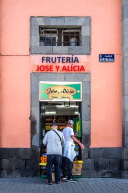 Las Palmas, İspanya - 22 Şubat 2023: Eski bölge Vegueta 'da renkli yüzlü küçük yaya kaldırımı caddesi. Las Palmas, Gran Canaria, İspanya