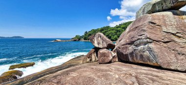 Brezilya 'nın Rio de Janeiro adasındaki Ilha Grande adasında taşları ve saydam deniziyle Caxadaco Plajı. Praia do Caxadaco